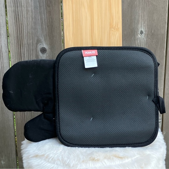 Peanuts Charlie Brown Oversized Oven Mitt & Pot Holder Set - Picture 3 of 4